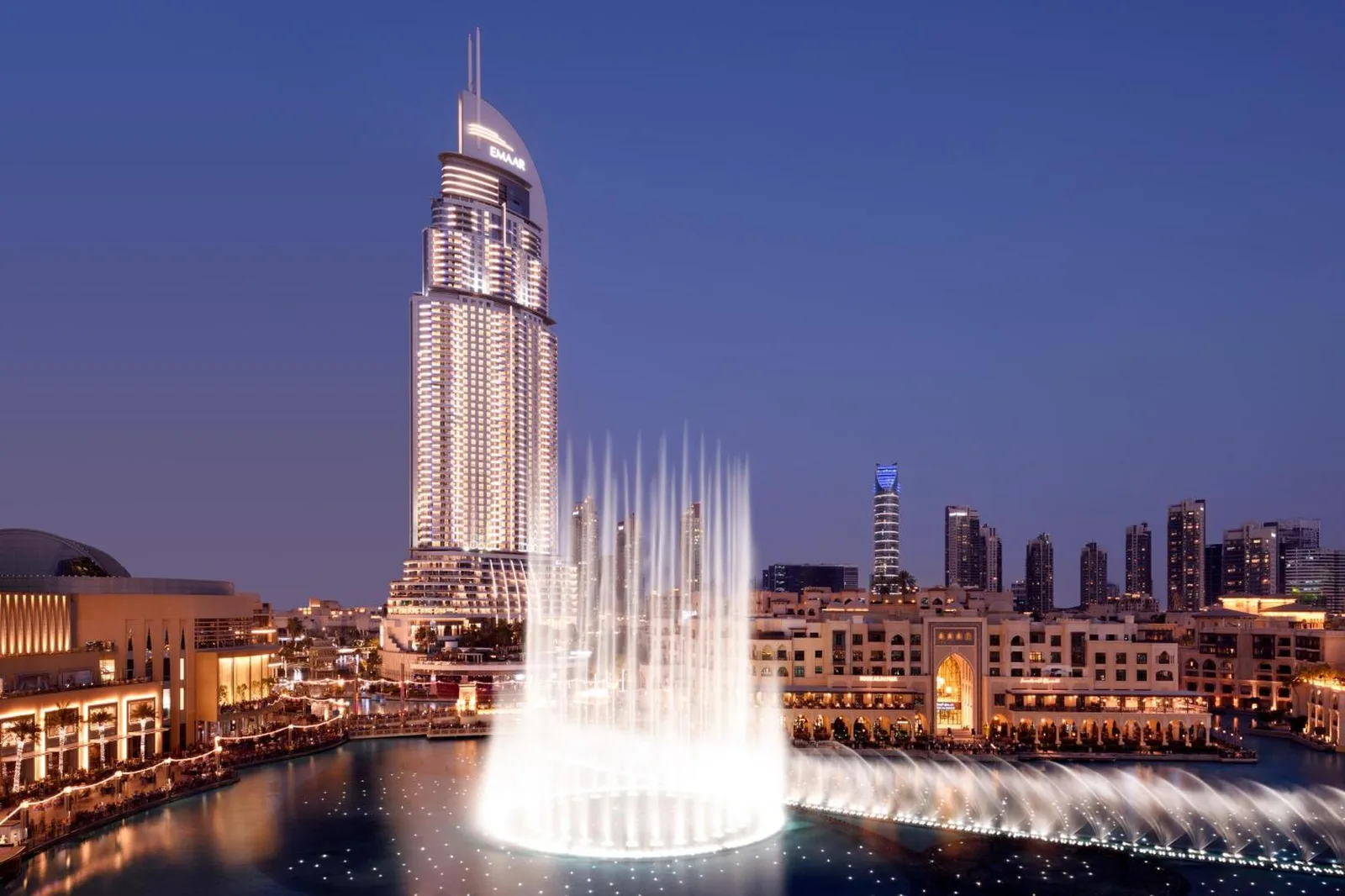 Belle vue extérieure de l’hôtel Address Downtown à Dubai avec une fontaine d’eau