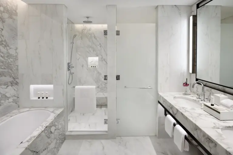Salle de bains luxueuse à l’hôtel Address Downtown, Dubai