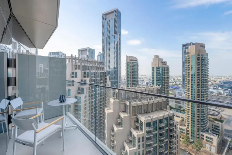 Weitreichender Stadtblick vom Balkon des Address Dubai Opera Residences