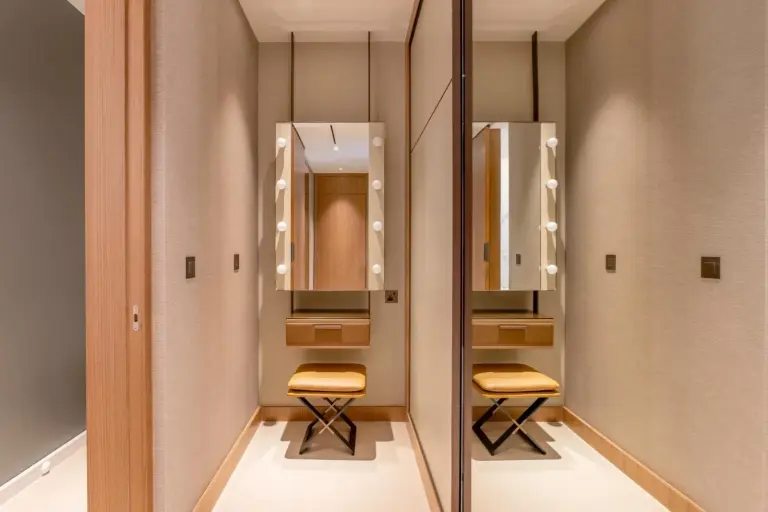 Eleganter Ankleidebereich in den Address Dubai Opera Residences