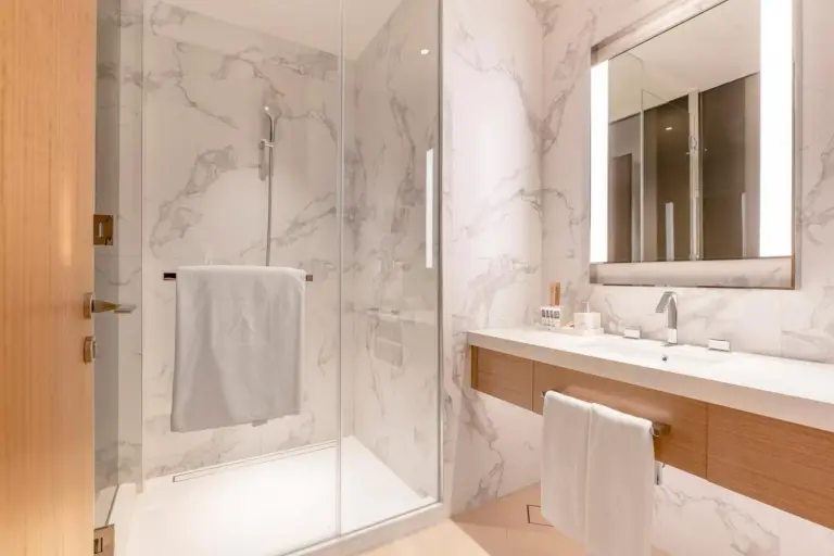 Moderne Duschkabine in Address Dubai Opera Residences