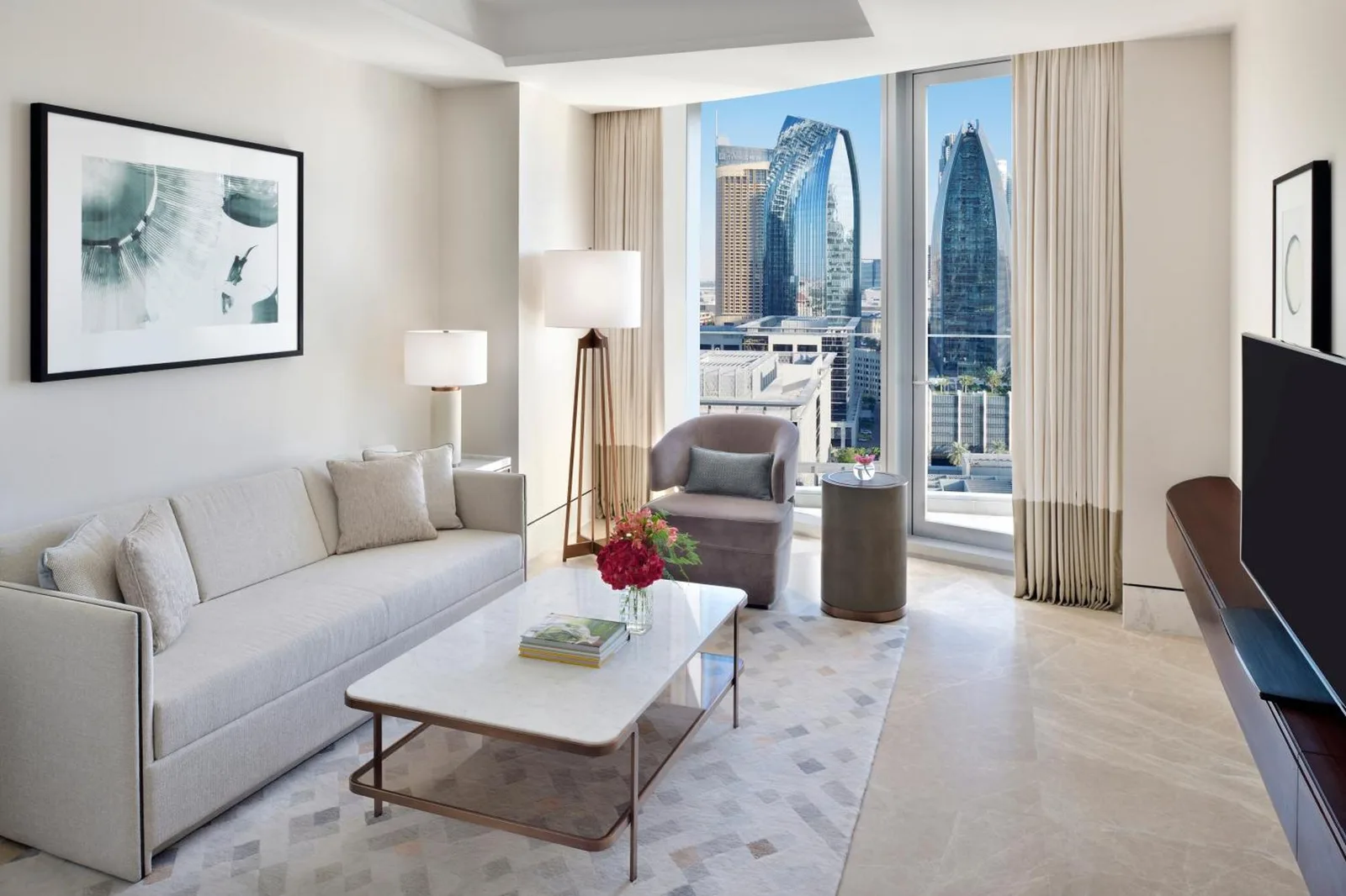 Sala de estar con vistas a la ciudad en Address Sky View en Dubai