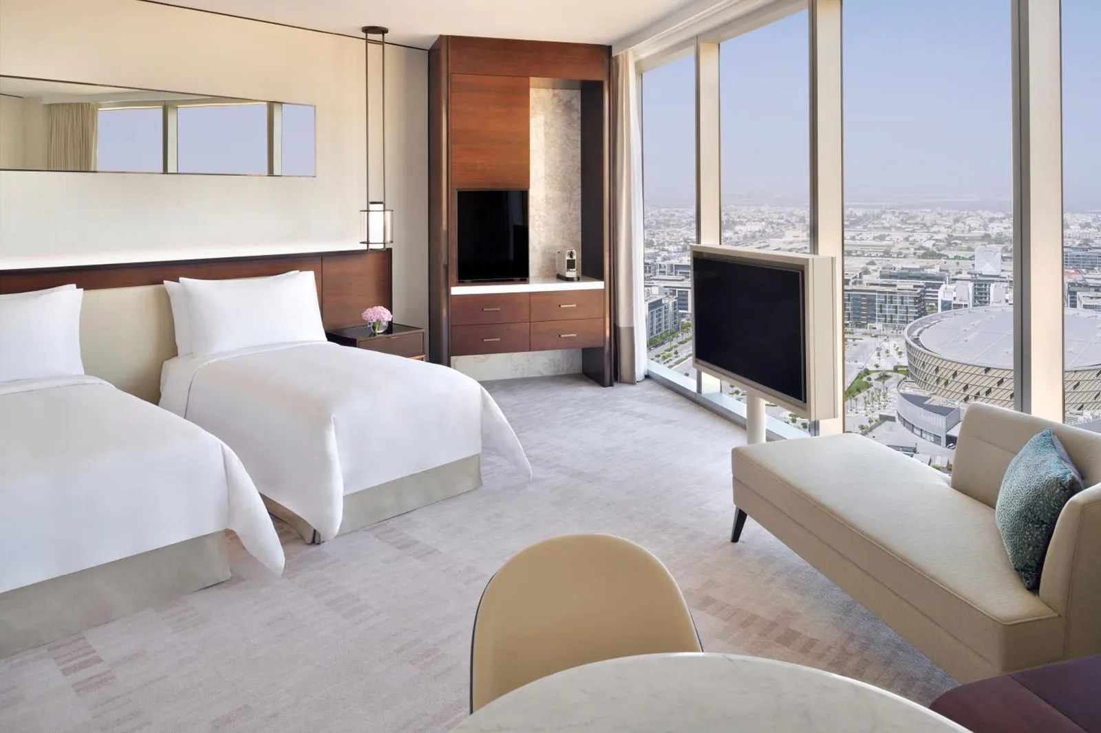 Dormitorio con dos camas y vistas a la ciudad en Address Sky View en Dubai