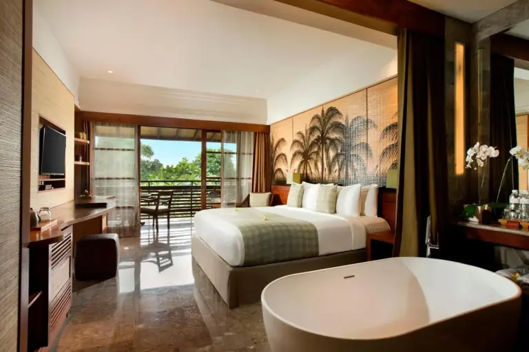 Intérieur de la chambre Deluxe à l'Adiwana Resort Jembawan à Ubud
