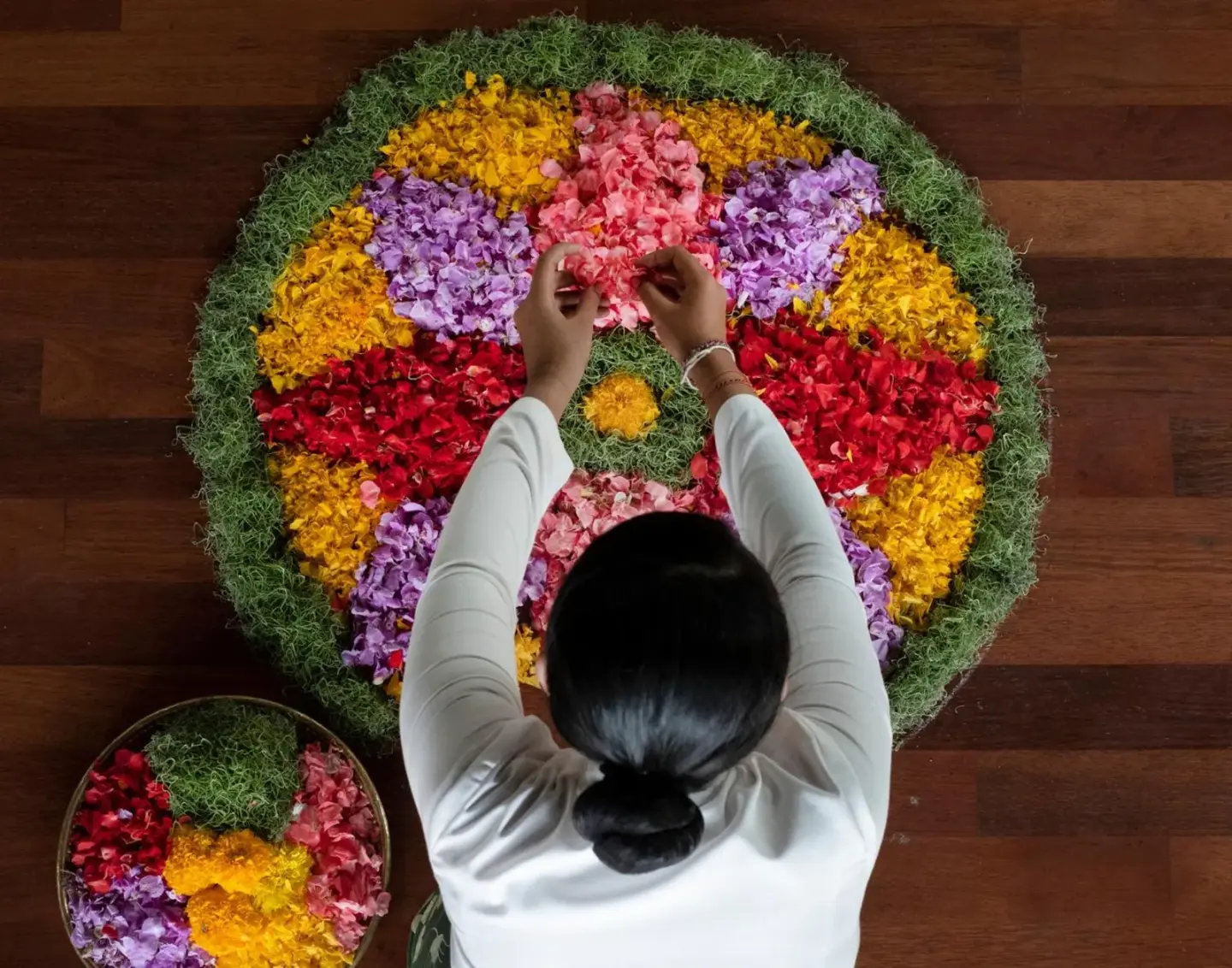 Arrangement floral en cours de création à l'Adiwana Resort Jembawan à Ubud