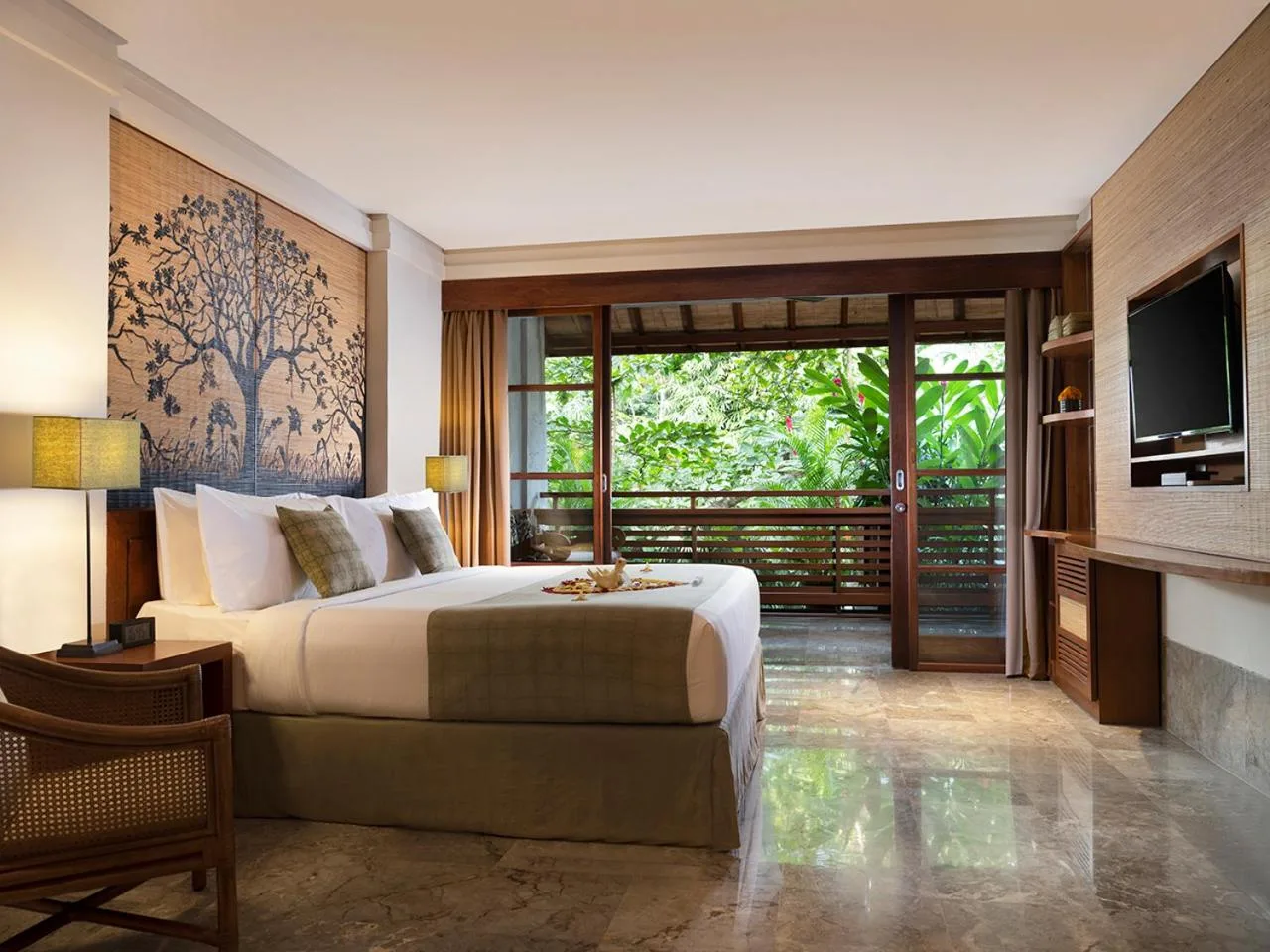 Intérieur de la chambre avec vue sur le jardin à l'Adiwana Resort Jembawan à Ubud