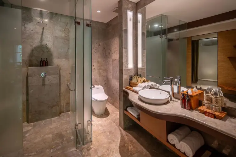 Design de salle de bain élégant à l'Adiwana Resort Jembawan à Ubud