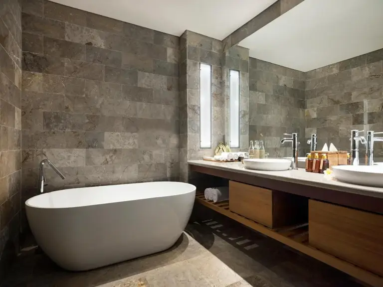 Salle de bain élégante avec des équipements modernes à l'Adiwana Resort Jembawan à Ubud