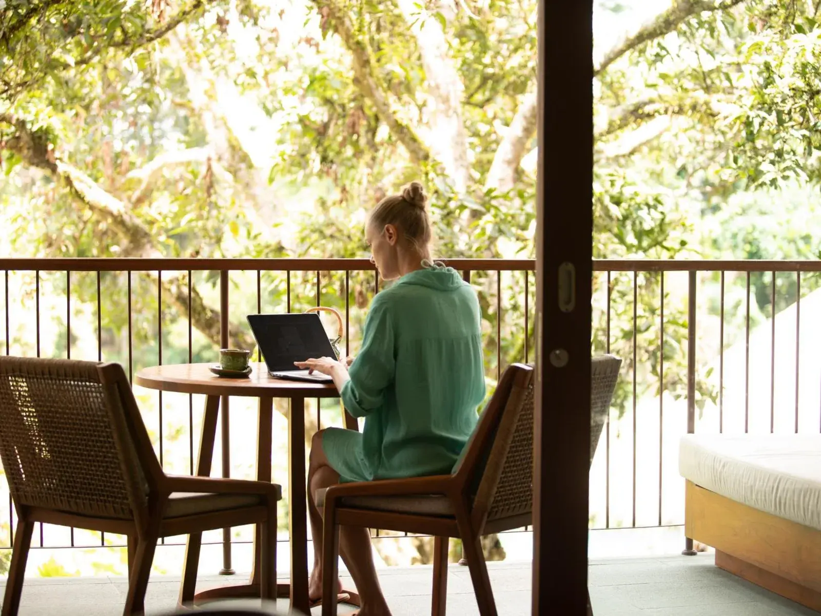 Arbeitsbereich auf dem Balkon im Adiwana Suweta, Ubud