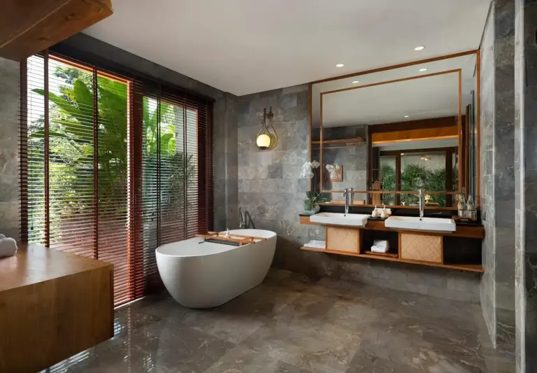Elegantes Badezimmer im Adiwana Suweta, Ubud
