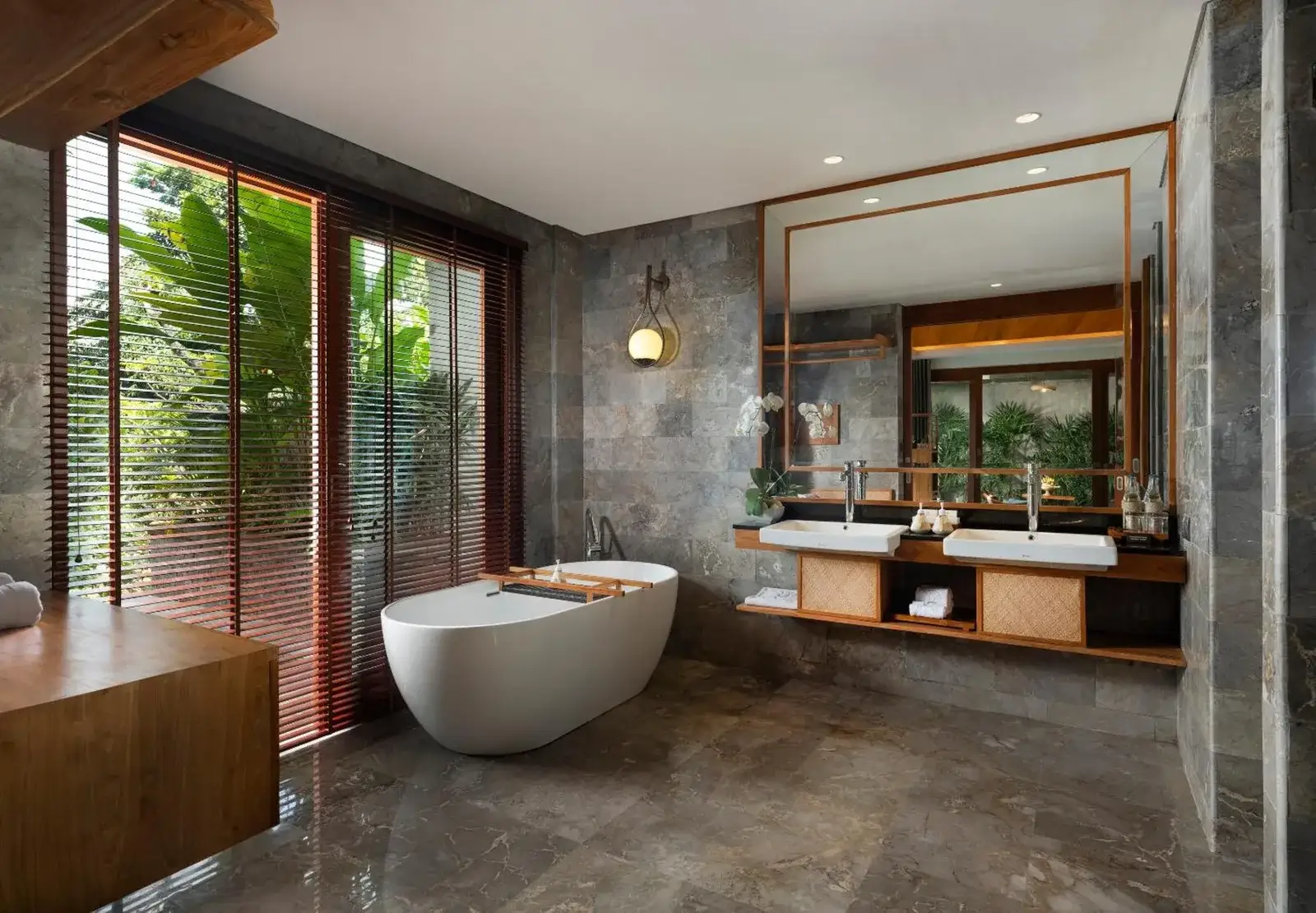 Elegantes Badezimmer im Adiwana Suweta, Ubud