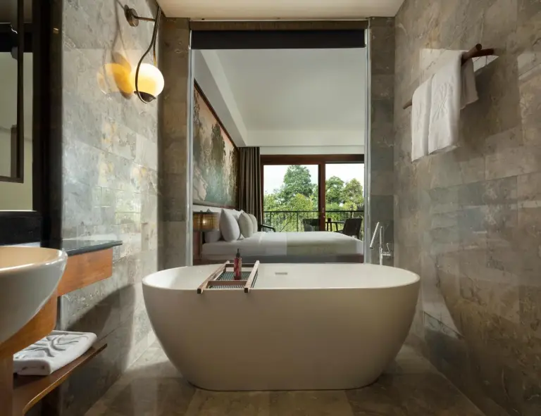 Luxuriöses Badezimmer im Adiwana Suweta, Ubud