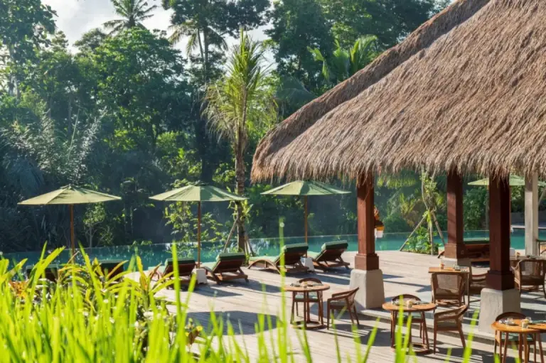 Loungebereich am Pool im Adiwana Suweta, Ubud