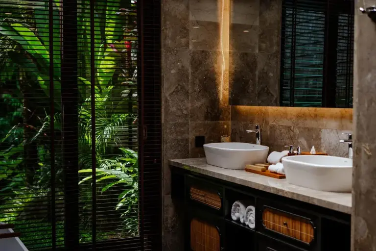 Waschtisch im Badezimmer des Adiwana Unagi Riverfront