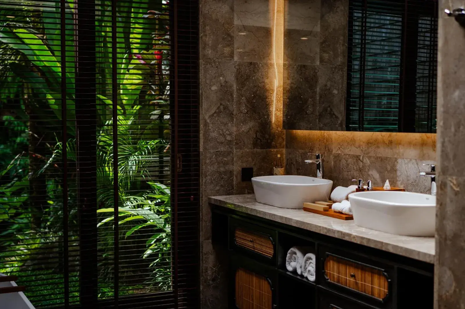 Waschtisch im Badezimmer des Adiwana Unagi Riverfront