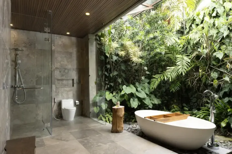 Salle de bains extérieure à Adiwana Unagi Suites à Ubud