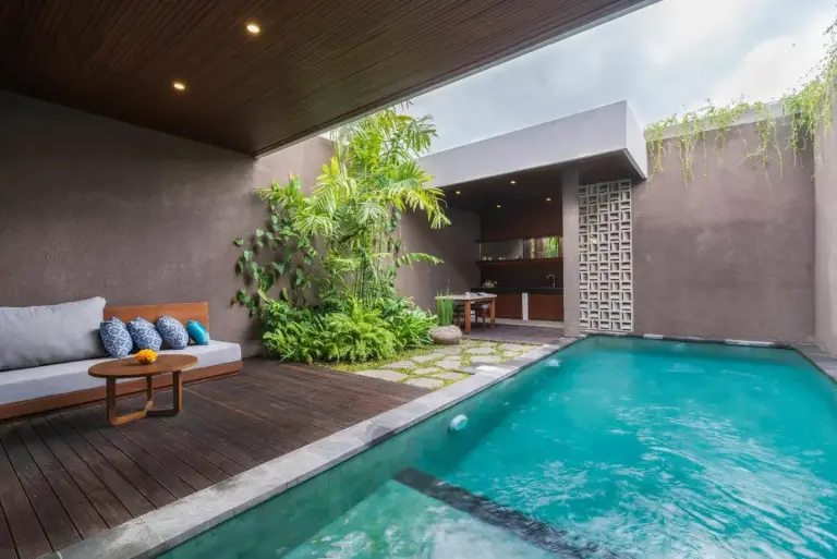Espace salon au bord de la piscine à Adiwana Unagi Suites à Ubud