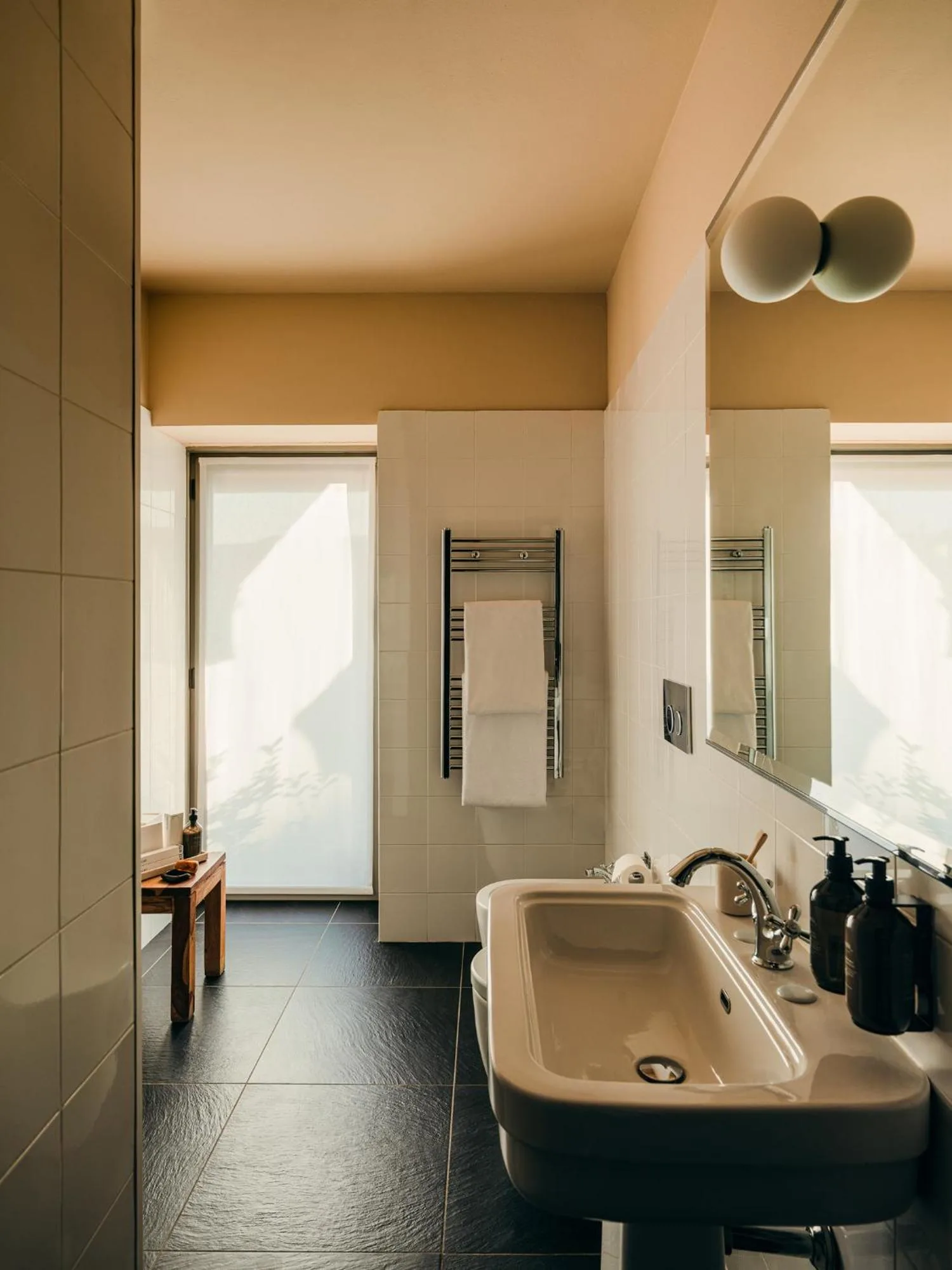 Salle de bain moderne à l'Aethos Hotel Milan