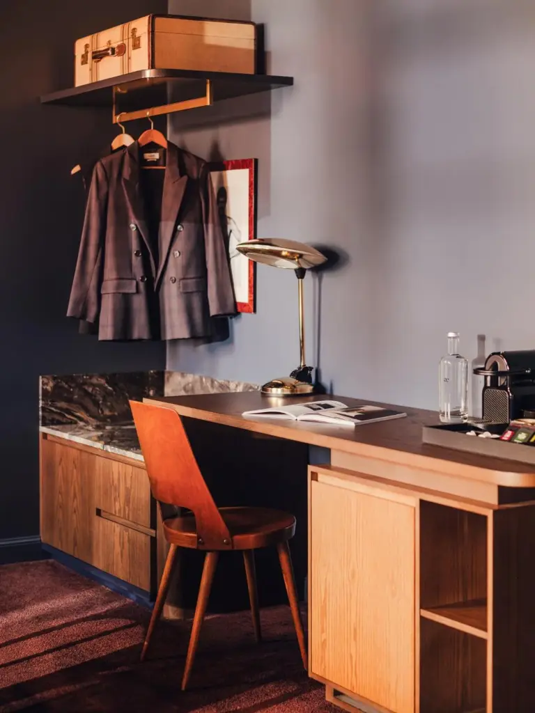 Espace de travail élégant à l'Aethos Hotel Milan