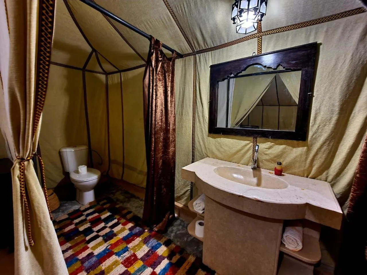 Instalaciones de baño en una tienda en Africa Luxury Camps - Merzouga Premium Camp