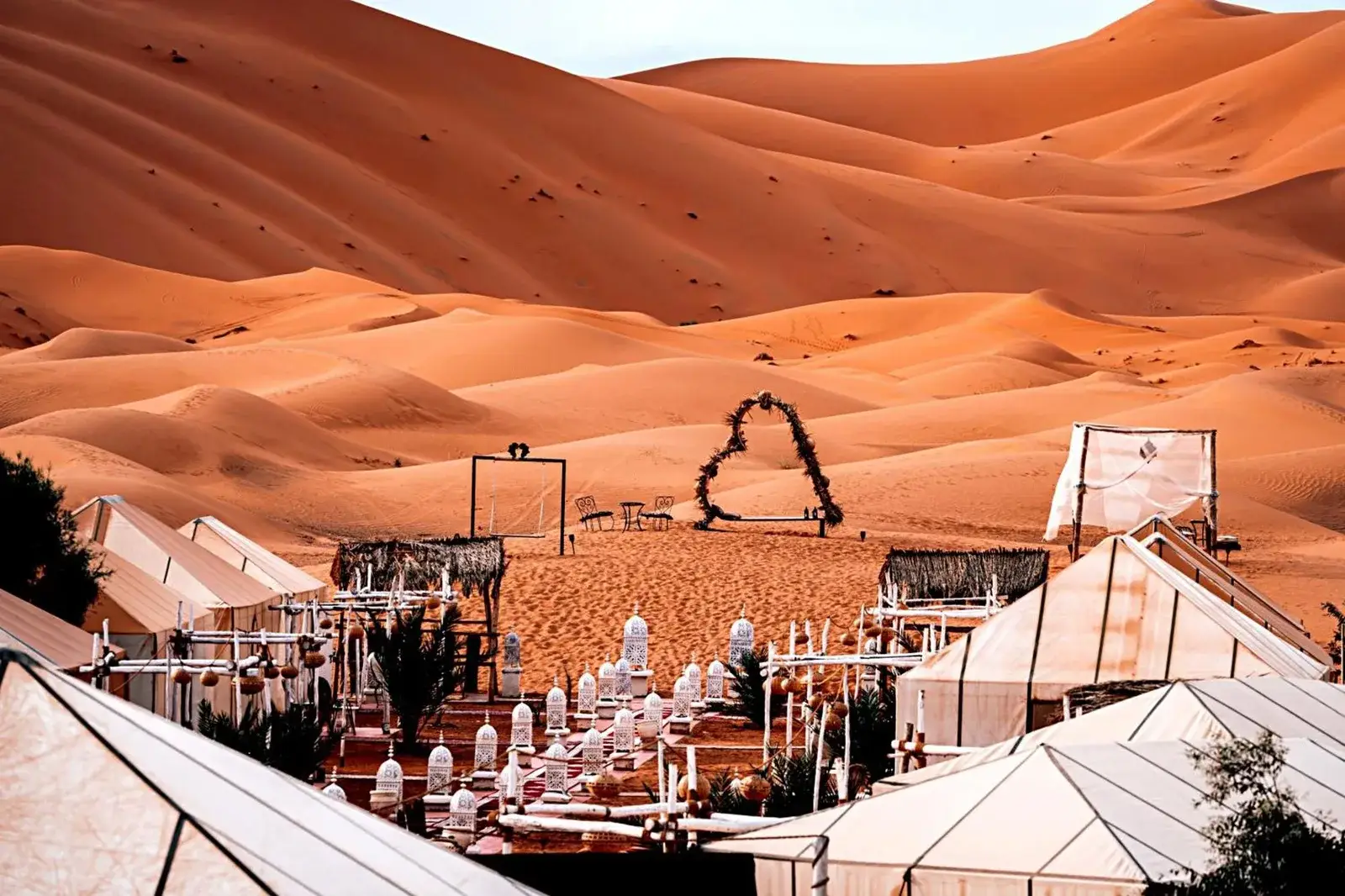 Impresionante vista de Africa Luxury Camps - Merzouga Premium Camp en el desierto