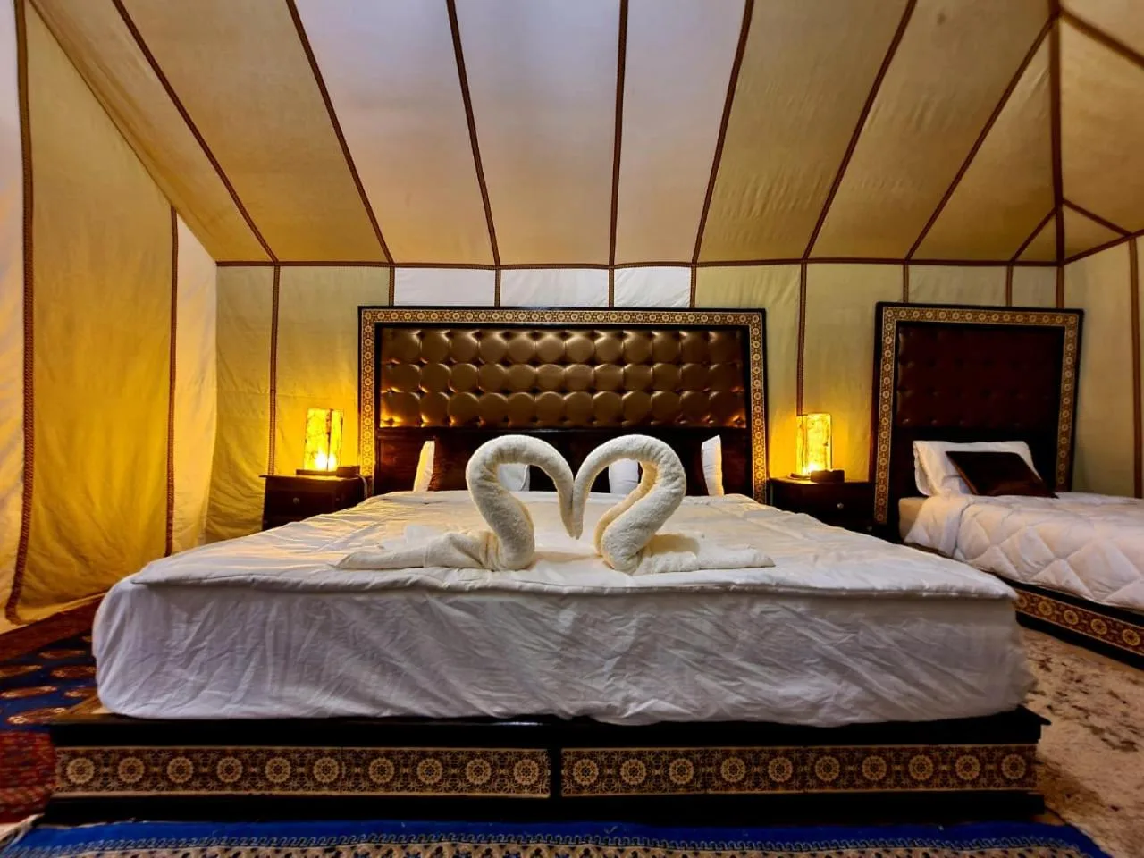 Montaje romántico de la habitación en Africa Luxury Camps - Merzouga Premium Camp