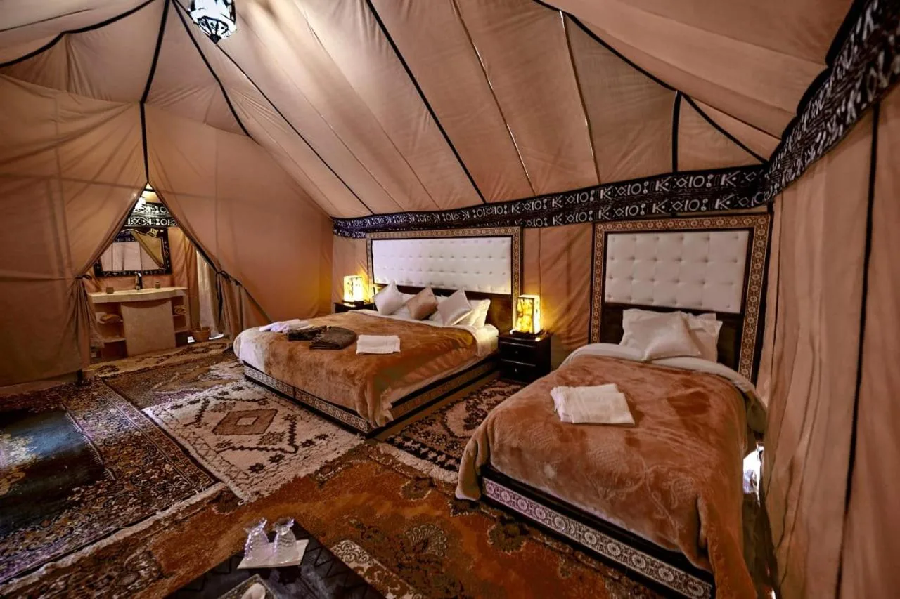 Aménagement intérieur de la tente deluxe de Ahlam Luxury Camp