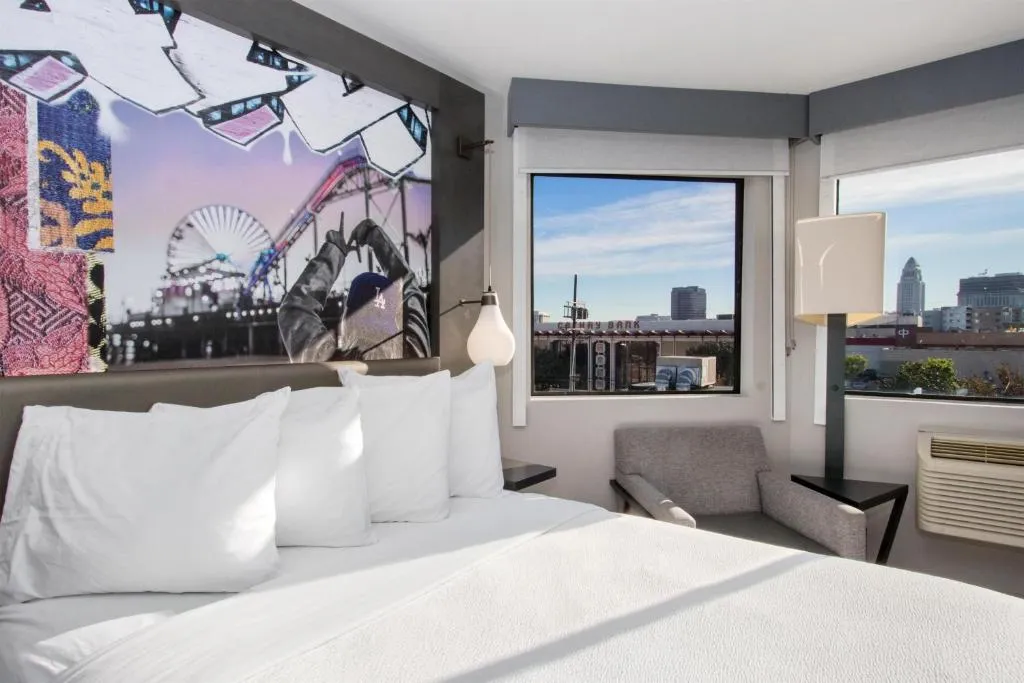 Gästezimmer im Aiden Los Angeles Downtown Dragon Gate Inn mit Stadtblick