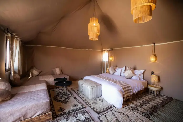 Gemütliche Anordnung im Zelt des Aiour Luxury Camp mit Betten