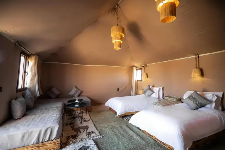 Gemütliche Atmosphäre in einem Zelt im Aiour Luxury Camp