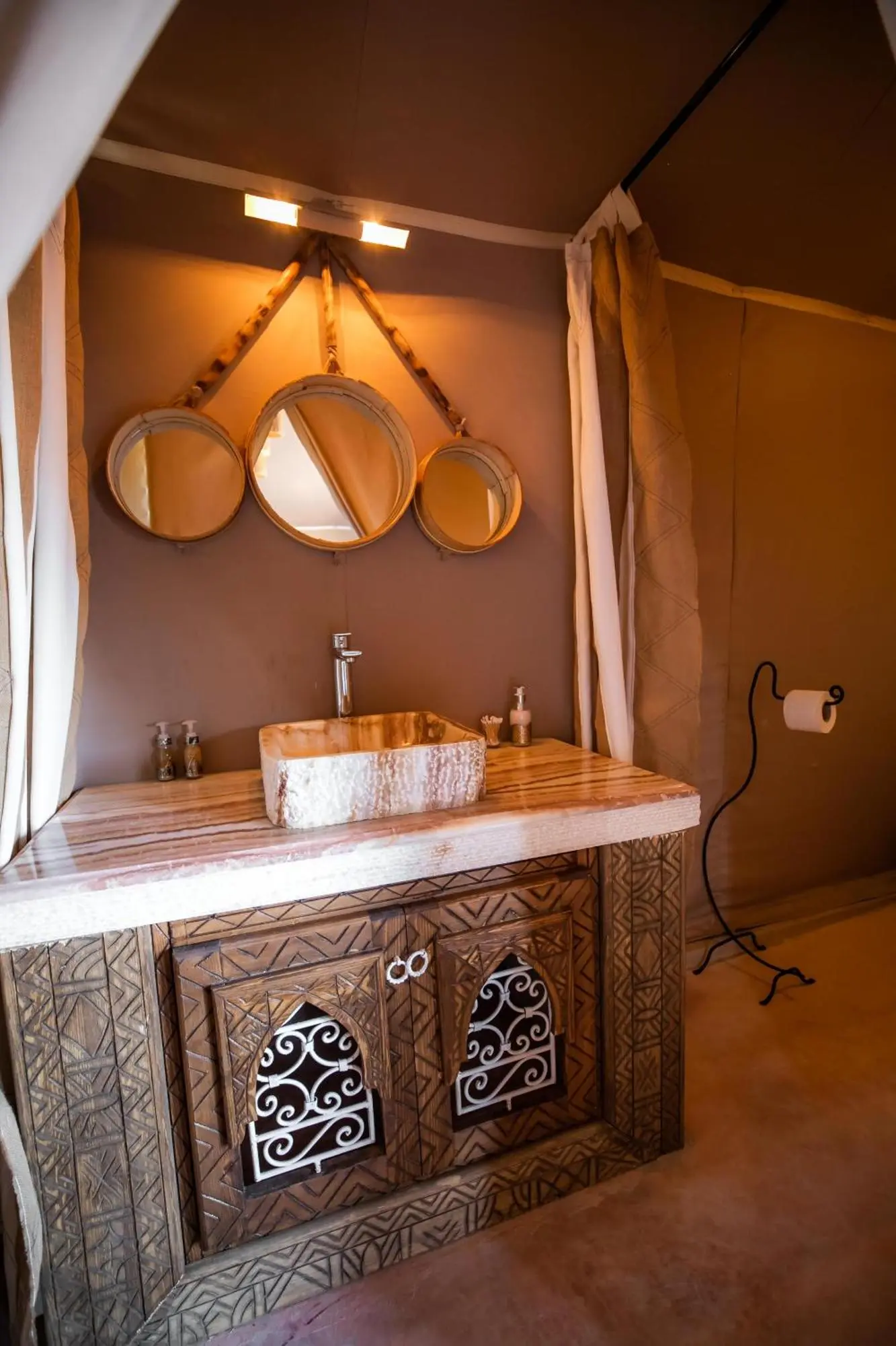 Elegante Badezimmer-Einrichtung im Aiour Luxury Camp