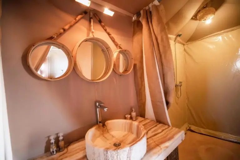 Modernes Badezimmer im Aiour Luxury Camp mit stilvollen Merkmalen