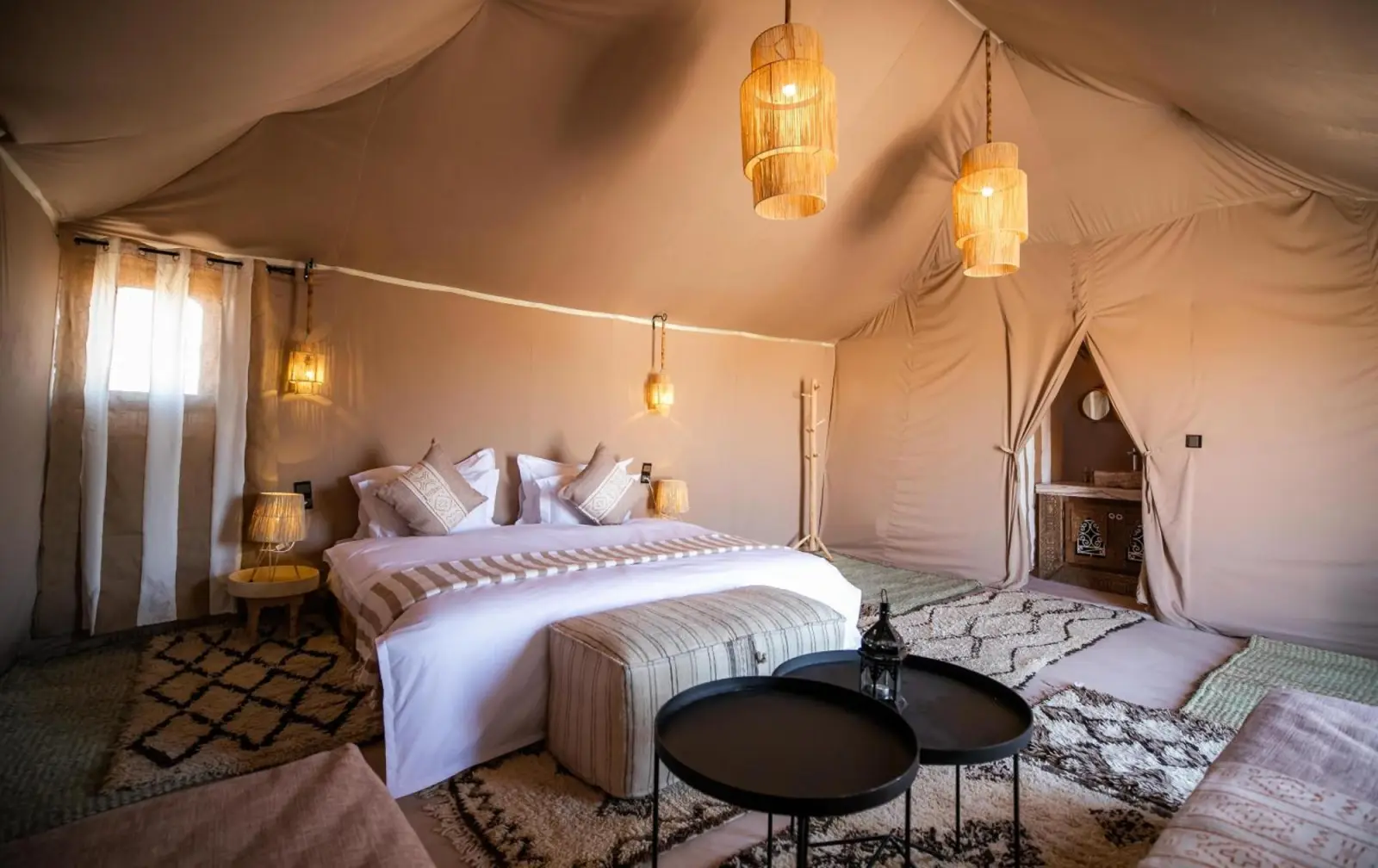 Geräumige Ansicht eines Zeltes im Aiour Luxury Camp