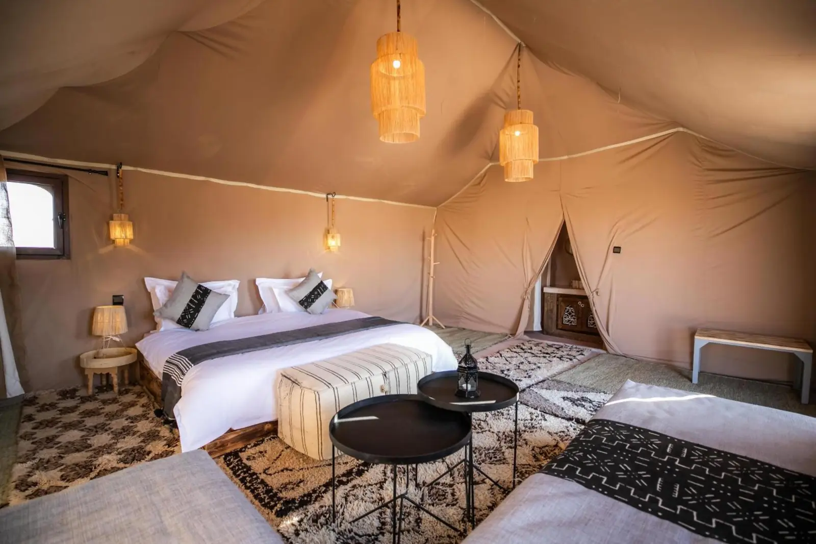 Stylisches Design des Zeltinneren im Aiour Luxury Camp