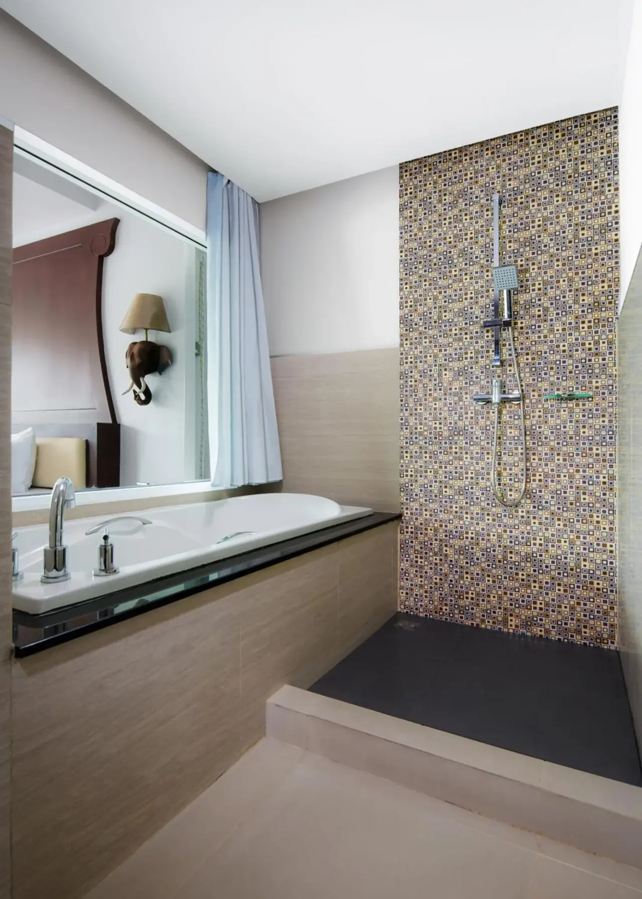 Modernes Badezimmer im Aiyara Grand Hotel Pattaya mit Badewanne, Waschtisch und Mosaik-Duschbereich