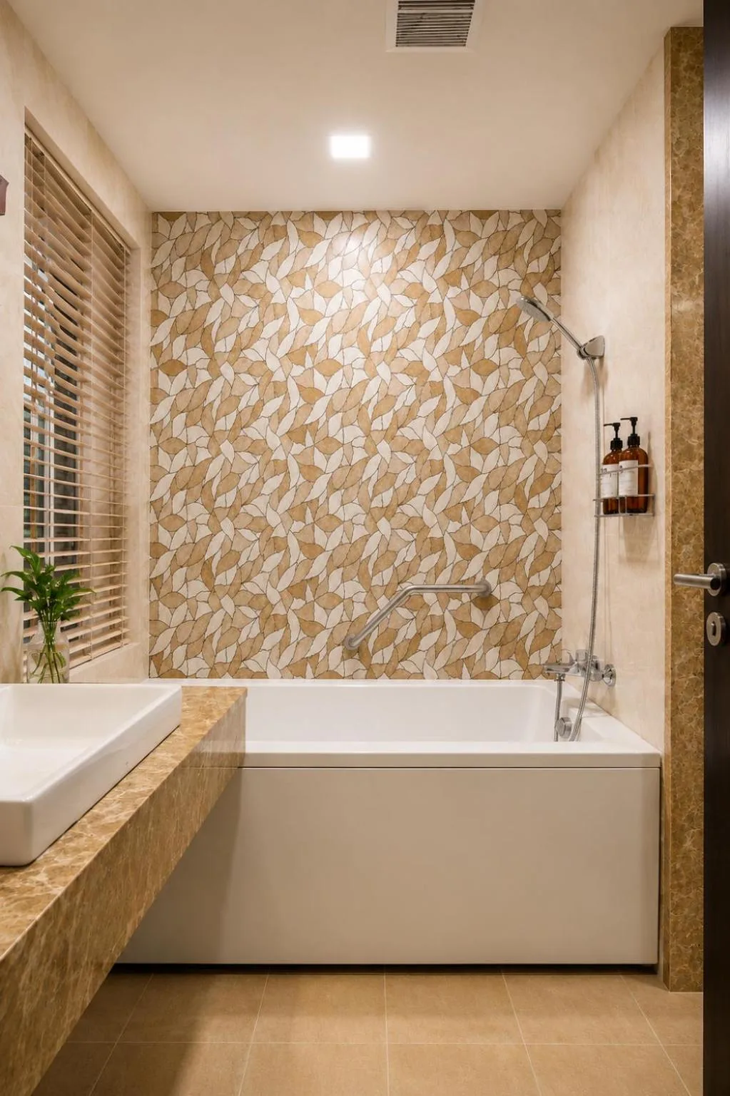 Baño con bañera en Aiyara Palace Hotel Pattaya y pared de azulejos florales