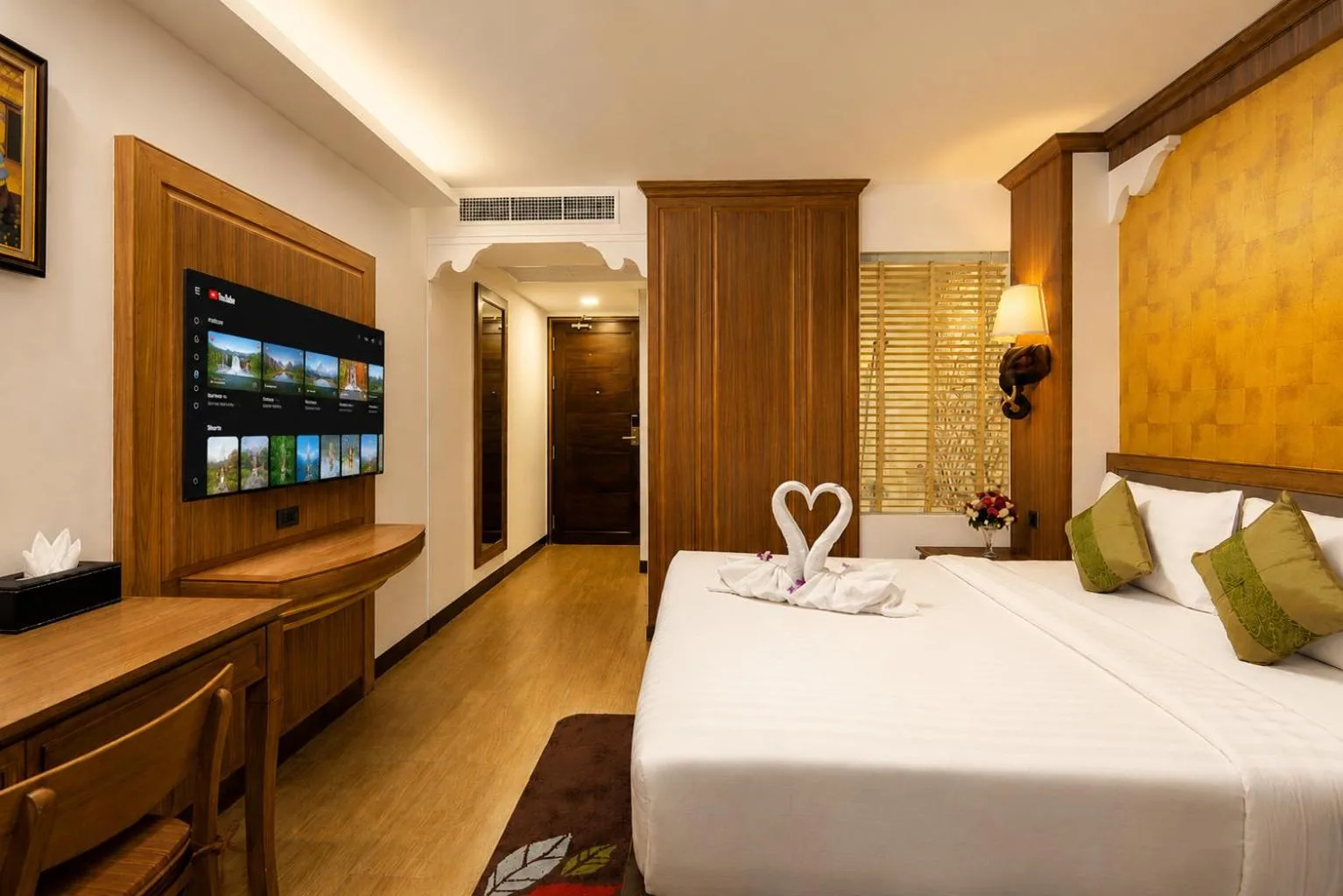 Habitación king en Aiyara Palace Hotel Pattaya con TV, escritorio y mobiliario moderno
