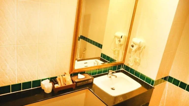 Aiyaree Place Hotel SHA PLUS bathroom facilities
