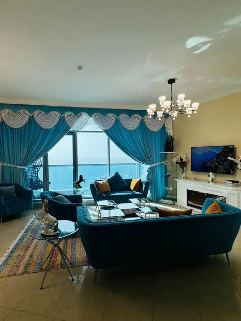 Lounge mit Meerblick im Ajman Luxurious Holiday Homes