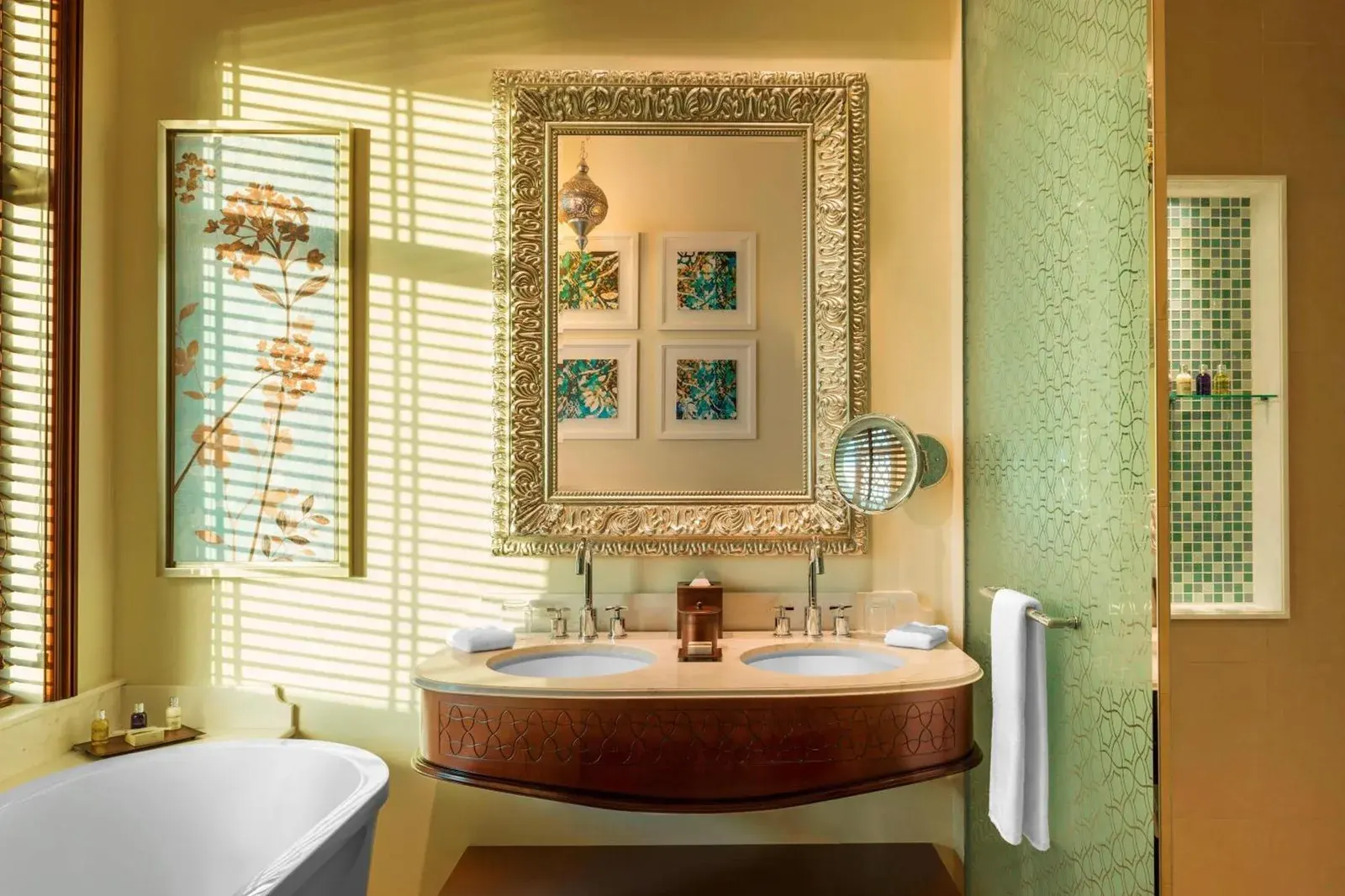 Moderne Badezimmereinrichtung im Ajman Saray, a Luxury Collection Resort, Ajman
