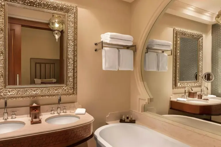 Schickes Badezimmer mit Doppelwaschbecken im Ajman Saray, a Luxury Collection Resort, Ajman