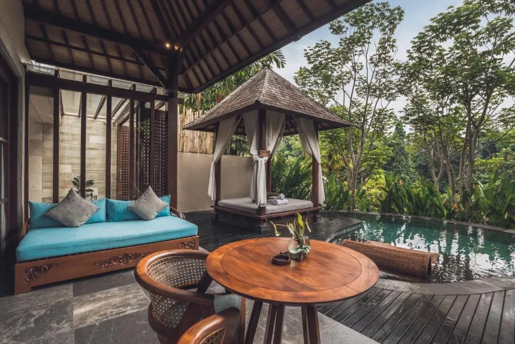 Aksari Resort & Spa Ubud by Ini Vie Hospitality – Ubud, Indonesia hotel – a living room with a couch and a television at Aksari Resort & Spa Ubud by Ini Vie Hospitality in Ubud