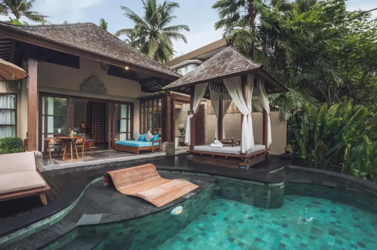 Aksari Resort & Spa Ubud par Ini Vie Hospitality – hôtel à Ubud, Indonésie – un patio avec une table et un canapé et une piscine à Aksari Resort & Spa Ubud par Ini Vie Hospitality à Ubud