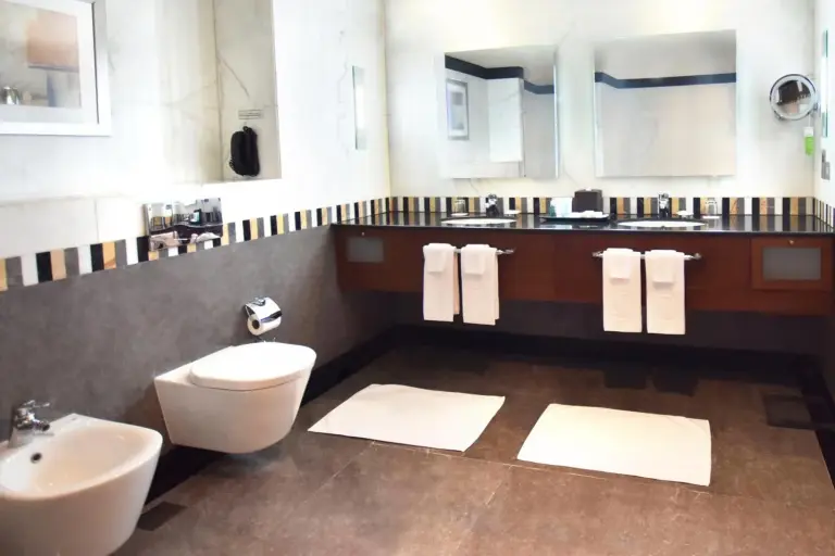 Badezimmer im Al Ain Rotana mit modernen Annehmlichkeiten
