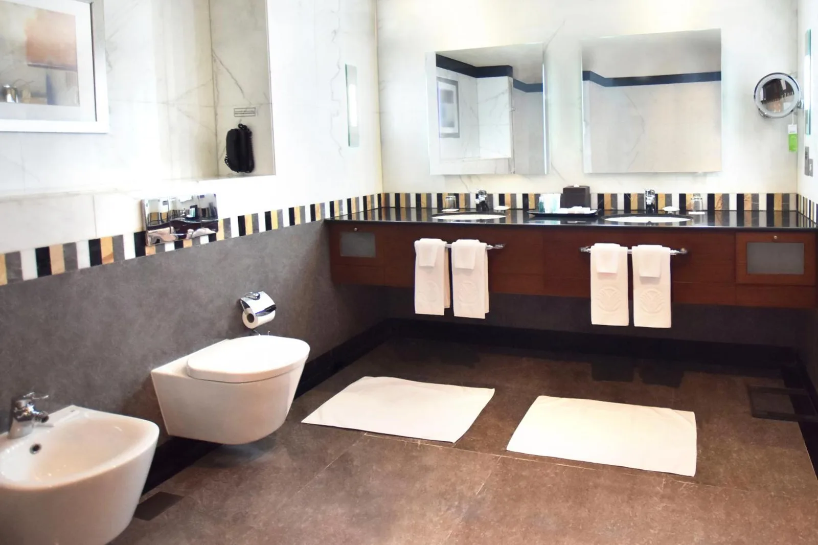 Badezimmer im Al Ain Rotana mit modernen Annehmlichkeiten