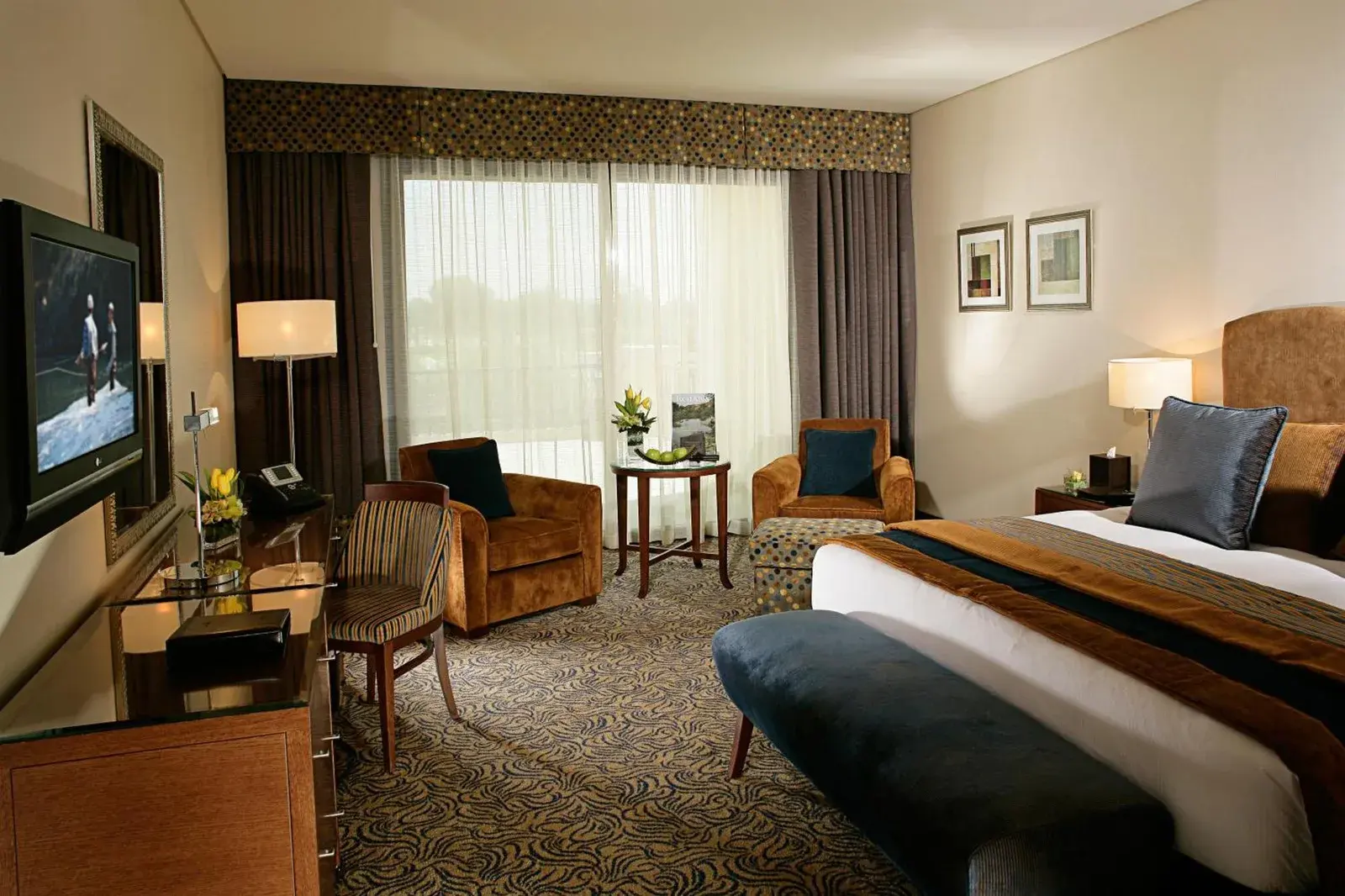 Gästezimmer im Al Ain Rotana mit klassischem Dekor