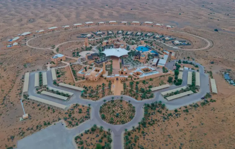 Vista aérea de Al Badayer Retreat en el desierto de Sharjah