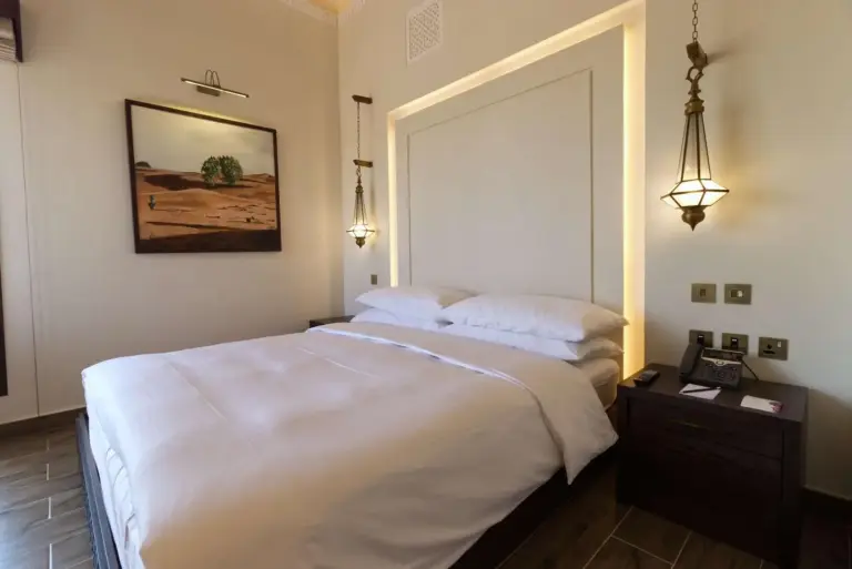Cama king-size cómoda en Al Badayer Retreat en Sharjah