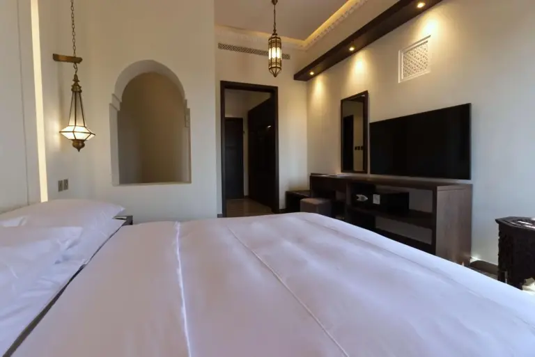 Suite moderna de Al Badayer Retreat con decoración encantadora en Sharjah