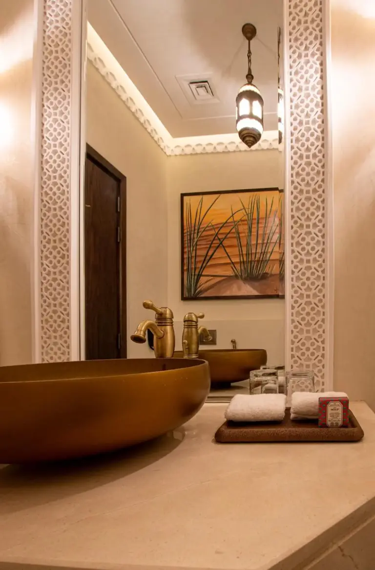 Baño de Al Badayer Retreat con acabados lujosos en Sharjah